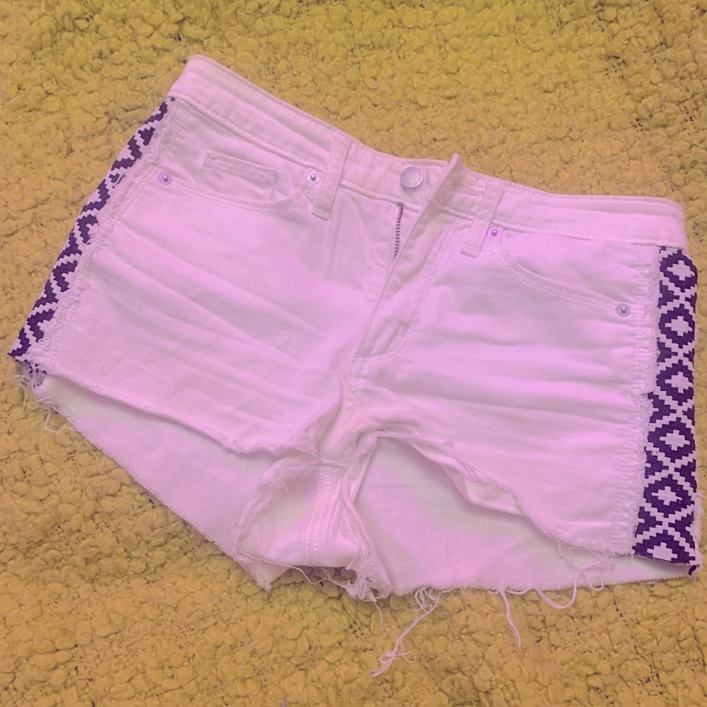 Universal Thread size 27R white and black jean shorts!! 🖤